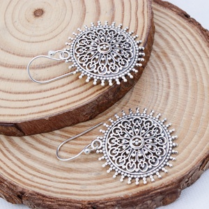 Pendientes Redondos de Plata de Ley 925 con Filigrana Geométrica, Joyería Fina, Memoria Jewels, Venta al Por Mayor - Product Image 3