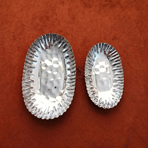 Plateaux de service en acier inoxydable, plateau à chocolat, design martelé à la main, finition chromée, bords cannelés, ensemble de vaisselle pour le service - Product Image 1