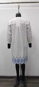 Robe midi en coton blanc avec broderie bleue, ourlet festonné, coupe ample, décontractée, manches trois quarts, col rond, pour tous les jours - Product Image 2