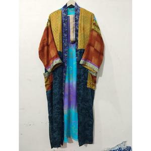 Kimono de luxe d'été, robe longue patchwork faite main, style indien vintage, en soie de sari recyclée, idéal comme cache-maillot ou tenue de nuit. - Product Image 3
