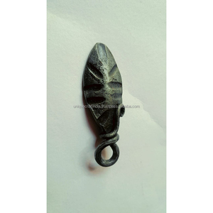 Colgante de Hoja de Metal Envejecido Hecho a Mano, Amuleto Texturizado, Pieza de Collar Industrial Vintage, Joyería Botánica Personalizada, Arte - Product Image 1