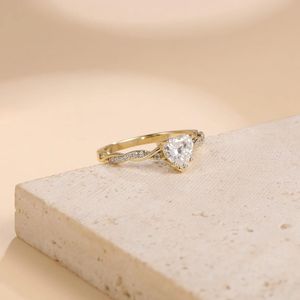 Anillo de Compromiso de Diamantes en Forma de Corazón de Lujo, Oro de 14K, Banda Trenzada, Joyería Delicada, Venta al Por Mayor - Product Image 3