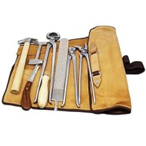 Kit de Herramientas de Herrador de Alta Resistencia Ariston: Alicates para Pezuñas, Clavillero, Escofina, Martillo, Set de Cuidado para Caballos y Ganado con Estuche, Herramientas de Acero - Product Image 5