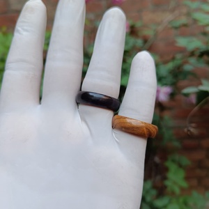 Bagues en bois naturel faites à la main, finition grain naturel, bois massif, bijoux unisexes tendance pour hommes et femmes, cadeaux de mariage - Product Image 2