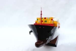 เรือบรรทุกสินค้าจำลอง HAPAG LLOYD HAMBURG EXPRESS ทำจากไม้ วาดลายด้วยมือ เหมาะสำหรับตั้งโชว์หรือสะสม - Product Image 4