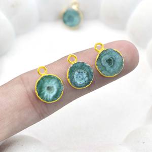 Pendentif Rond en Quartz Solaire Émeraude avec Bordure Plaqué Or, Breloque en Pierre Précieuse, Fourniture pour la Fabrication de Bijoux Bohèmes Tendance - Product Image 1