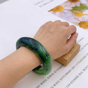 Brazalete de Resina Hecho a Mano con Diseño de Flores Redondas, Joyería Coleccionable Artística, Regalo para el Regreso a Clases o Navidad - Product Image 1