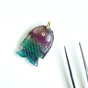 Colgante de Pez de Fluorita Arcoíris Natural, Plata 925, Hecho a Mano, Amuleto de Pez con Gema, Collar con Cristal Curativo Tallado a Mano, Joyería al por Mayor - Product Image 2