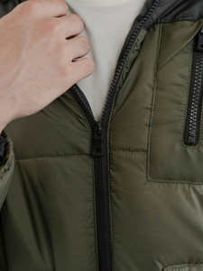 Chaqueta Acolchada con Capucha para Hombre, Color Verde Oliva, Cortavientos, con Cierre, Informal, para Invierno, Relleno Grueso de Poliéster, Color Sólido, Corte Regular - Product Image 6