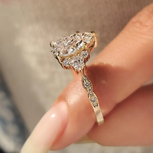 Bague de fiançailles en moissanite taille radiant style vintage, en argent 925 plaqué rhodium, pour femme, idéale pour mariage, fête ou anniversaire - Product Image 2
