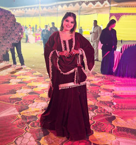 Nouvelle Robe de Mariage Indienne Ethnique Longue en Velours de Viscose Lourd Brodé avec Dupatta, Modèle Designer Simple - Product Image 1