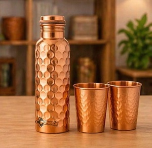 Botella de Agua de Cobre Pursuit con Acabado Martillado y Dos Tazas a Juego, Juego de Bebidas Portátil para el Hogar - Product Image 1
