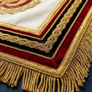 Tablier maçonnique en cuir blanc avec broderie dorée Aigle à double tête, écusson drapeau de Loge 32, franges et rabat en V de luxe - Product Image 4