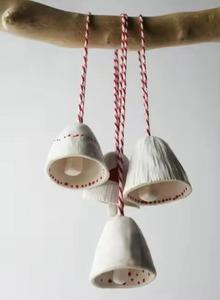 Cloche suspendue en métal rustique à motif gaufré, ornement décoratif de forme ronde, décoration de sapin de Noël faite à la main - Product Image 2