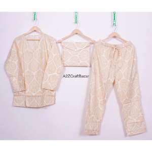 ชุดนอนผ้าฝ้ายพิมพ์ลายคอวีสำหรับผู้หญิง เสื้อแขนยาว กางเกงขายาว ใส่สบาย ระบายอากาศได้ดี เหมาะสำหรับใส่ที่บ้าน - Product Image 1