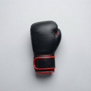 Gants de boxe en cuir noir avec garniture rouge, fermeture auto-agrippante, sangle de poignet réglable pour entraînement et sparring 10oz - Product Image 2