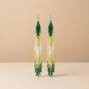 Boucles d'oreilles pendantes longues multicolores faites à la main en perles de verre plaqué or avec pompons et perles de rocaille - Élégantes, style bohème, pour mariage et plage - Product Image 2