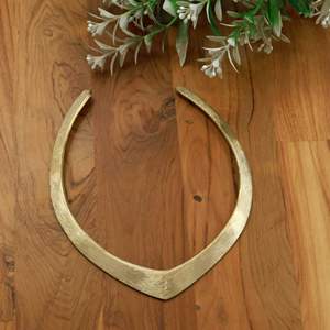 Collier ras du cou en laiton fait main en forme de V, finition or brossé, minimaliste, vente en gros - Product Image 1
