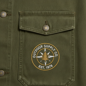 Chaqueta Utilitaria de Mezclilla Verde Oliva para Hombre de Outpost Supply Co, Corte Regular, Color Sólido, Cierre de Cremallera, Decoración con Parches, Ropa de Otoño - Product Image 2