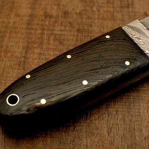 Cuchillo de Cocina con Patrón Damasco, Mango de Madera Oscura y Construcción Remachada, Pieza Coleccionable de Estilo Tradicional Hecha a Mano - Product Image 4