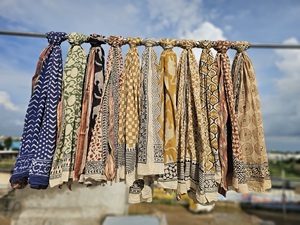 Paréo de plage en coton imprimé à la main indien avec bordure Zari, fait main, grande taille, pour la plage et les centres de villégiature, vente en gros - Product Image 1