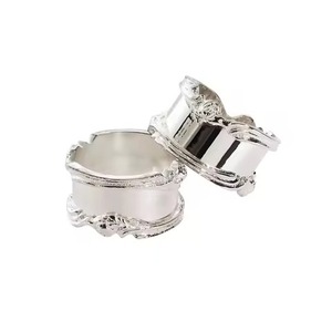 Anillo para servilletas de acero inoxidable con diseño en espiral decorativo, accesorio de lujo para la mesa, juego de 2 piezas. - Product Image 4