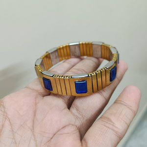Bracelet à énergie magnétique élégant avec accents de gemmes bleues finition dorée fait à la main pour le contrôle BP soulagement du stress et équilibre corporel - Product Image 1
