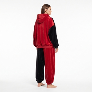 Conjunto Deportivo de Terciopelo para Mujer, en Rojo y Negro, Corte Holgado, Hombros Caídos, Puños Acanalados, Sudadera con Capucha de Manga Larga, Pantalones Deportivos con Cordón, Logotipo Personalizado - Product Image 6