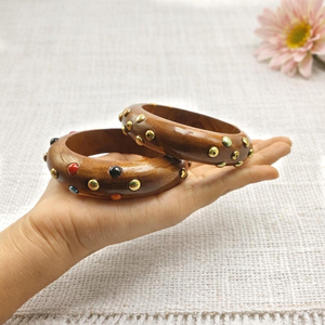 Brazaletes de Madera Hechos a Mano con Tachuelas de Latón y Puntos Coloridos, Joyería Artesanal Natural - Product Image 4