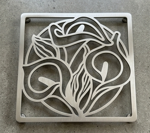แผ่นรองหม้อสแตนเลสทรงสี่เหลี่ยม ทนความร้อน พร้อมลายดอกกุหลาบฉลุ - Product Image 1