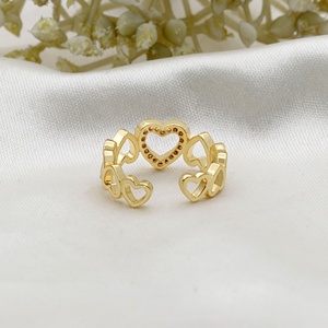 Anillo de Eternidad con Corazón Ondulado y Cristales Pavé, Plata de Ley 925 Chapada en Oro - Product Image 4