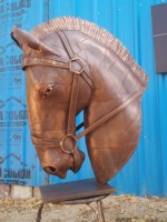 Sculpture de tête de cheval en métal
