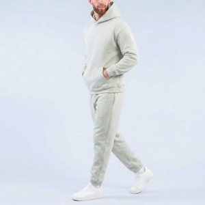 Ensemble de survêtement pour homme en molleton de coton, personnalisé avec broderie et détails couleur pierre, comprenant un sweat à capuche et un pantalon de jogging à revers. Vente en gros. - Product Image 5