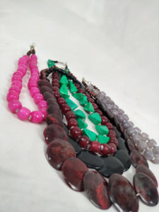 Collier en résine de style moderne inspiré de la nature, cadeaux personnalisés et artisanat naturel fait main pour les amateurs de mode et de vente au détail - Product Image 4