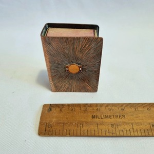 Boîte à allumettes vintage en forme de livre avec motif soleil gravé, durable pour usage domestique - Product Image 1