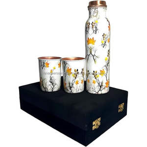 ชุดขวดน้ำทองแดง 1 ลิตร สำหรับ 2 ท่าน พร้อมแก้วน้ำ 2 ใบ ขนาด 300 มล. แต่ละใบ บรรจุในกล่องกำมะหยี่ เหมาะสำหรับเป็นของขวัญ - Product Image 3