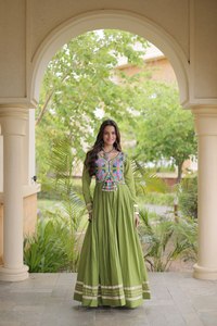 Vestido indio de primera calidad, elegante y sofisticado, llamativo y moderno, ideal para Navratri. - Product Image 2