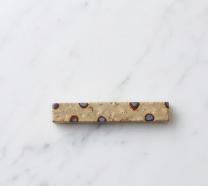 Reposacucharas Rectangular de Cerámica con Puntos Azules Moteados y Acabado Beige, Ideal como Accesorio de Mesa - Product Image 1