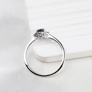 Vente en gros de bagues à trois pierres en argent sterling 925 massif avec accent en topaze bleue de Londres ovale naturelle et CZ, Memoria Jewels - Product Image 4