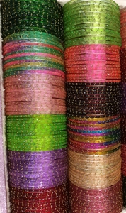 Pulseras de cristal con diseño de gotas de lluvia de calidad premium con 16 piezas de pulseras kashmiríes, perfectas para bodas y ocasiones festivas. - Product Image 1