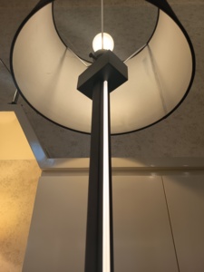 Lámpara de Pie Moderna de Estilo Europeo con Pantalla de Tela, Luz Principal E26/E27 y Tira de Luz LED Acrílica Integrada de 12W para Hotel - Product Image 4
