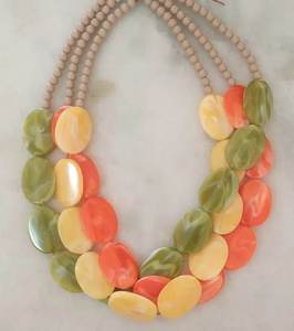 Collier tendance en perles de résine, bijou léger et confortable pour femme, idéal pour le quotidien et les soirées - Product Image 4