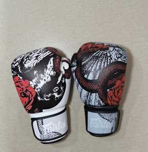 Guantes de Boxeo Impresos con Logotipo Personalizado, Precios de Mayoreo Fair Tex 2025, Guantes de Entrenamiento de Muay Thai Hechos con Cuero Genuino - Product Image 1