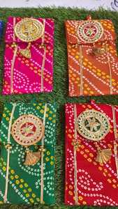 Pochette cadeau Bandhani de luxe faite à la main avec broderie Gota Patti, enveloppe à monnaie traditionnelle pour mariage, sac pour cadeau de retour festif - Product Image 3