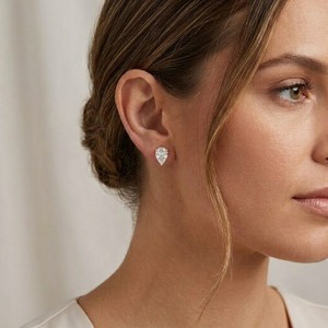 Boucles d'oreilles clous Aniva en diamant taille poire certifiées IGI, monture griffe en or 14K, forme goutte d'eau classique pour femme, usage quotidien - Product Image 3