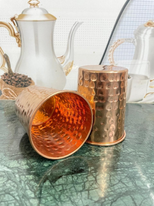 Vaso de cobre de estilo antiguo con apariencia tradicional y textura rica, perfecto para agua ayurvédica y cocinas espirituales. - Product Image 2