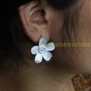 Pendientes de Plata de Ley 925 con Diseño Floral de Pétalos Texturizados, Hechos a Mano, Minimalistas, Joyería para Mujer, Regalo de Navidad - Product Image 6
