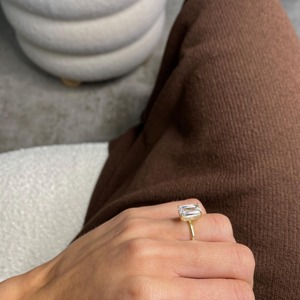 Anillo de Diamante Cultivado en Laboratorio con Corte Esmeralda de 4.10 Quilates, Halo Oculto Solitario, Oro Amarillo de 14K, Certificado IGI - Product Image 2