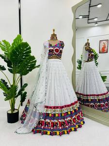 Conjunto de Lehenga Blanco Bordado con Blusa Colorida y Dupatta de Tela, Traje Festivo Indio-Pakistaní para Bodas y Fiestas - Product Image 4