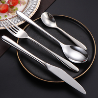 Ensemble de couverts de table classiques et fonctionnels UM STEEL en acier inoxydable – Cuillères, fourchettes, couteaux – Vaisselle équilibrée et écologique pour la maison